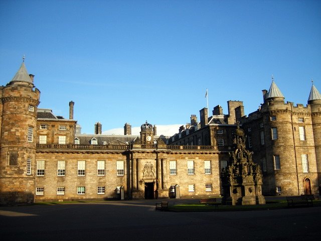 u_holyroodpalace.jpg