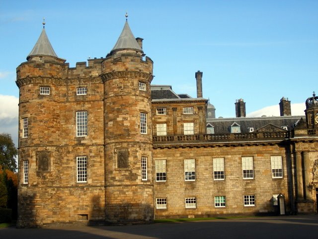 u_holyroodpalace2.jpg