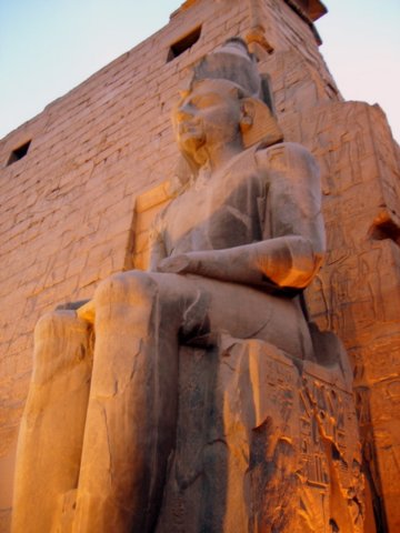 c_statuelit.jpg